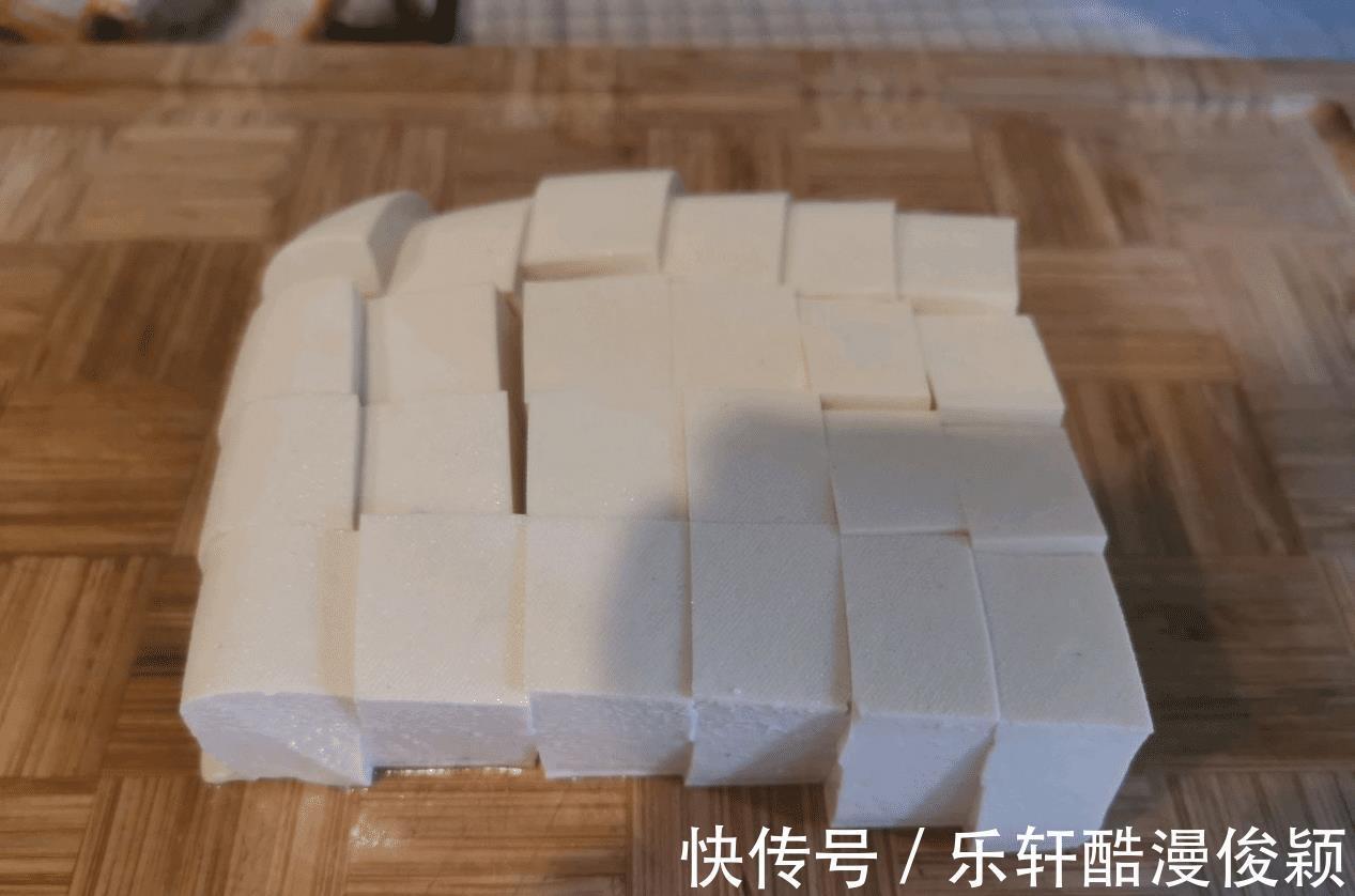 一道素菜比肉还好吃,剁椒虎皮豆腐配米饭,吃到汤都不剩