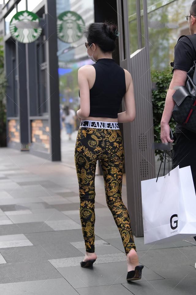 图案|阿姨黑色半高领上衣搭配花纹修身裤,设计精美,尽显时髦气息