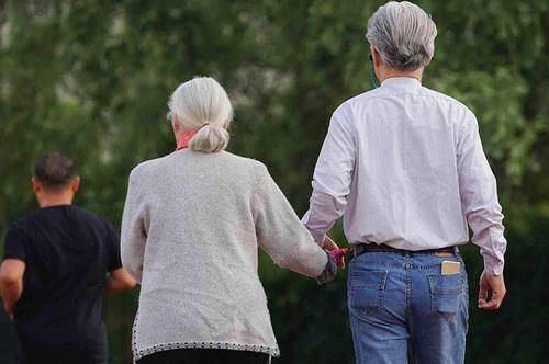 夫妻二人|江苏53岁夫妻走路减肥，日行万步，数年后，却后悔了