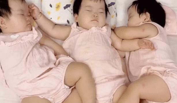 睡姿|3胞胎姐妹花凭睡姿走红,二妞呐喊终究是我一个人扛下了所有