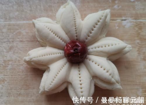 70岁的老妈蒸馒头有一手，这2步学会了光滑暄软特好吃，收藏试试