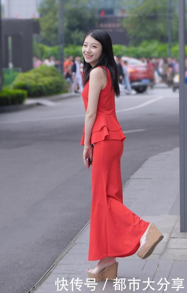 做一个淡雅美丽的女人,选择气质长裙准没错,兼顾优雅与舒适