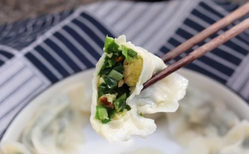 调韭菜鸡蛋馅，调料宜少不宜多，只用2样，翠绿不出水，更鲜美