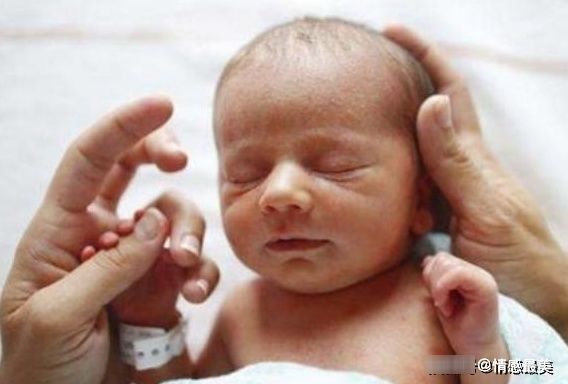 宝宝|宝宝这个行为出现越早,说明大脑发育越好,你家宝宝中招了吗?