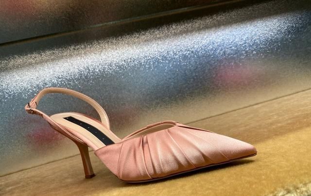 大牌|“裹脚式”高跟鞋也很好看,休闲风的另类表现,你的鞋柜值得拥有