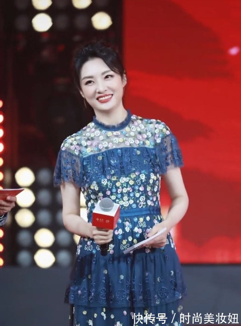 马尾|周涛这才是“逆龄生长”，一袭蓝色连衣裙配高马尾，53岁太养眼