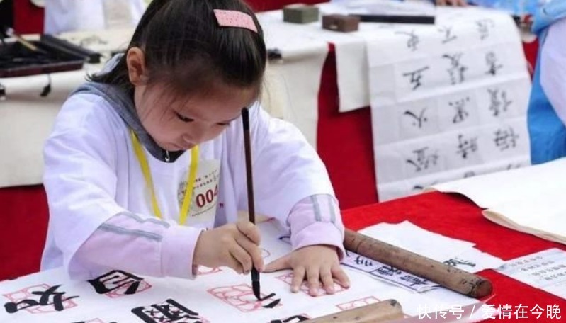 男孩写字如“印刷体”,字迹工整人见人夸,妈妈却为此愁眉不展