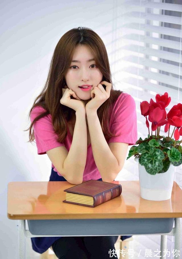 |搞笑GIF图:美女用手托着自己的脑壳,嘴唇是多了一块肉吗?