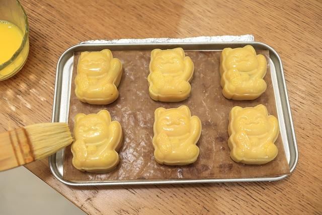 美味|黑芝麻酱绿豆沙月饼还真好吃，说啥也得试一试，歪打正着的美味