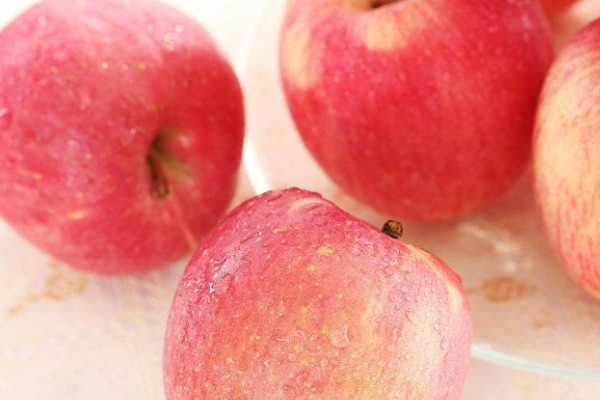 空腹|女人每天早上空腹吃个苹果,或能白捡四个好处,早知早受益!