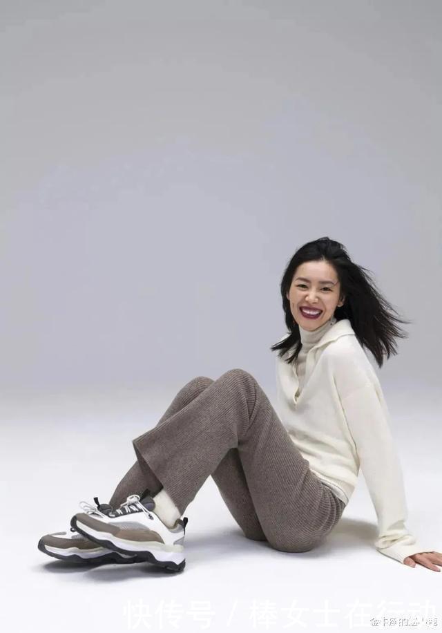 高级|秋冬季,毛衣就买这3个高级色,显白还减龄,穿几年都不过时