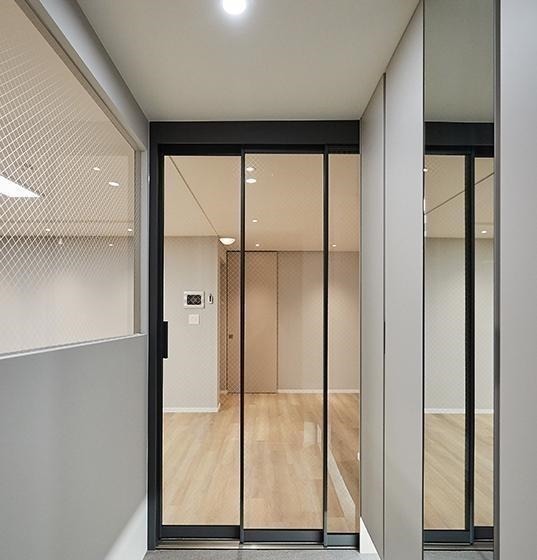 韩国|跟国内不一样,韩国入户装三轨玻璃门单独分出玄关,室内一尘不染!