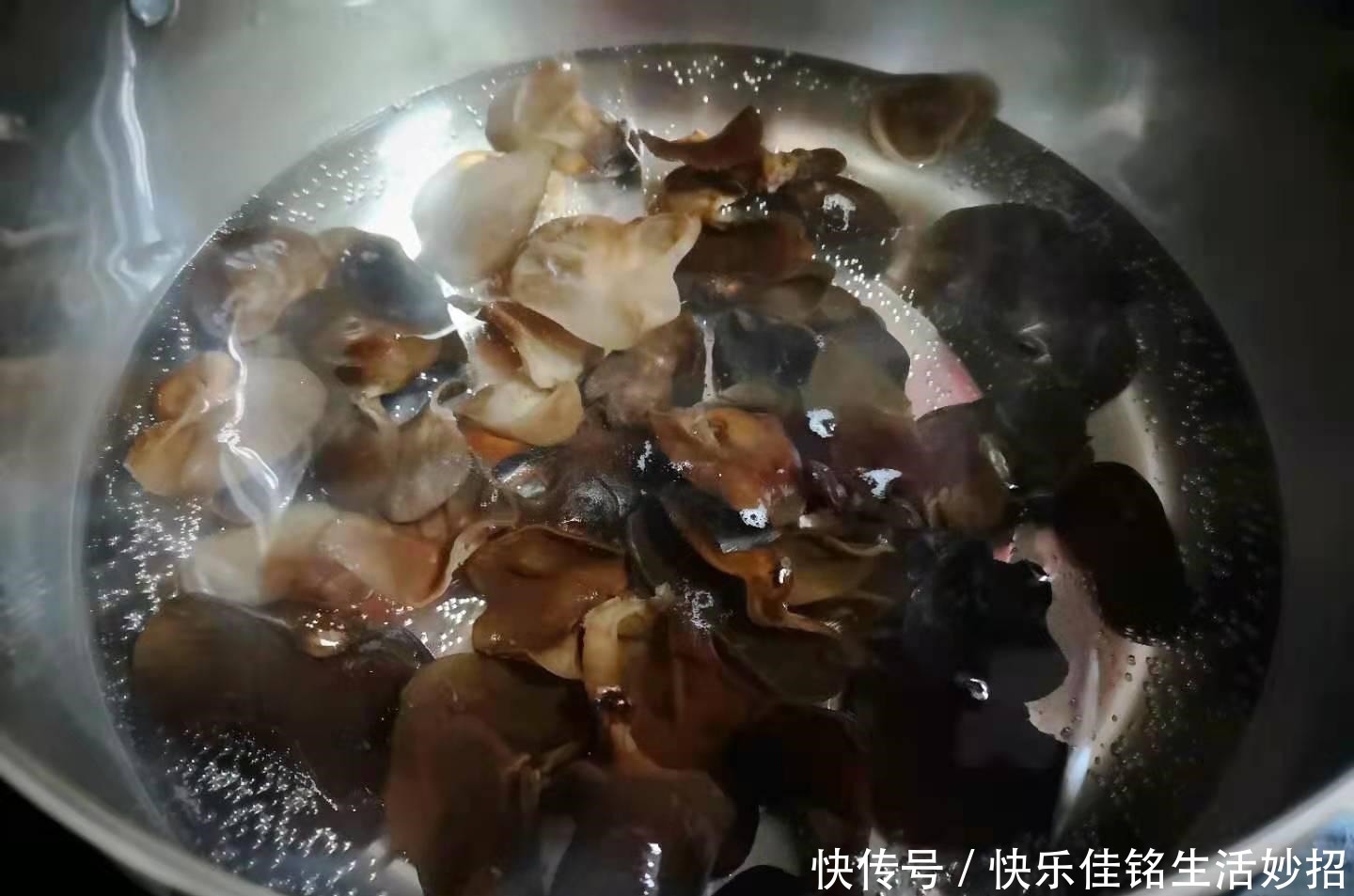 韭黄炒木耳|这菜和黑木耳是绝配,简单一炒,清肠又去脂,正当季,要多吃!