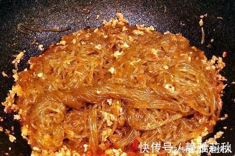 炒粉条时,事先要焯水吗?看到大厨做法后,才发现我一直做错了