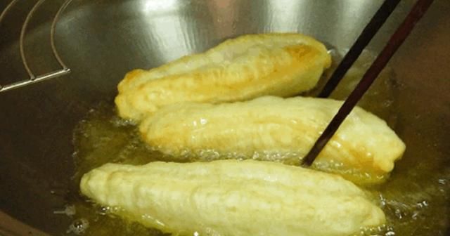 嫌外面的不卫生？大叔教你炸油条，香脆味美，简单易学，超好吃！