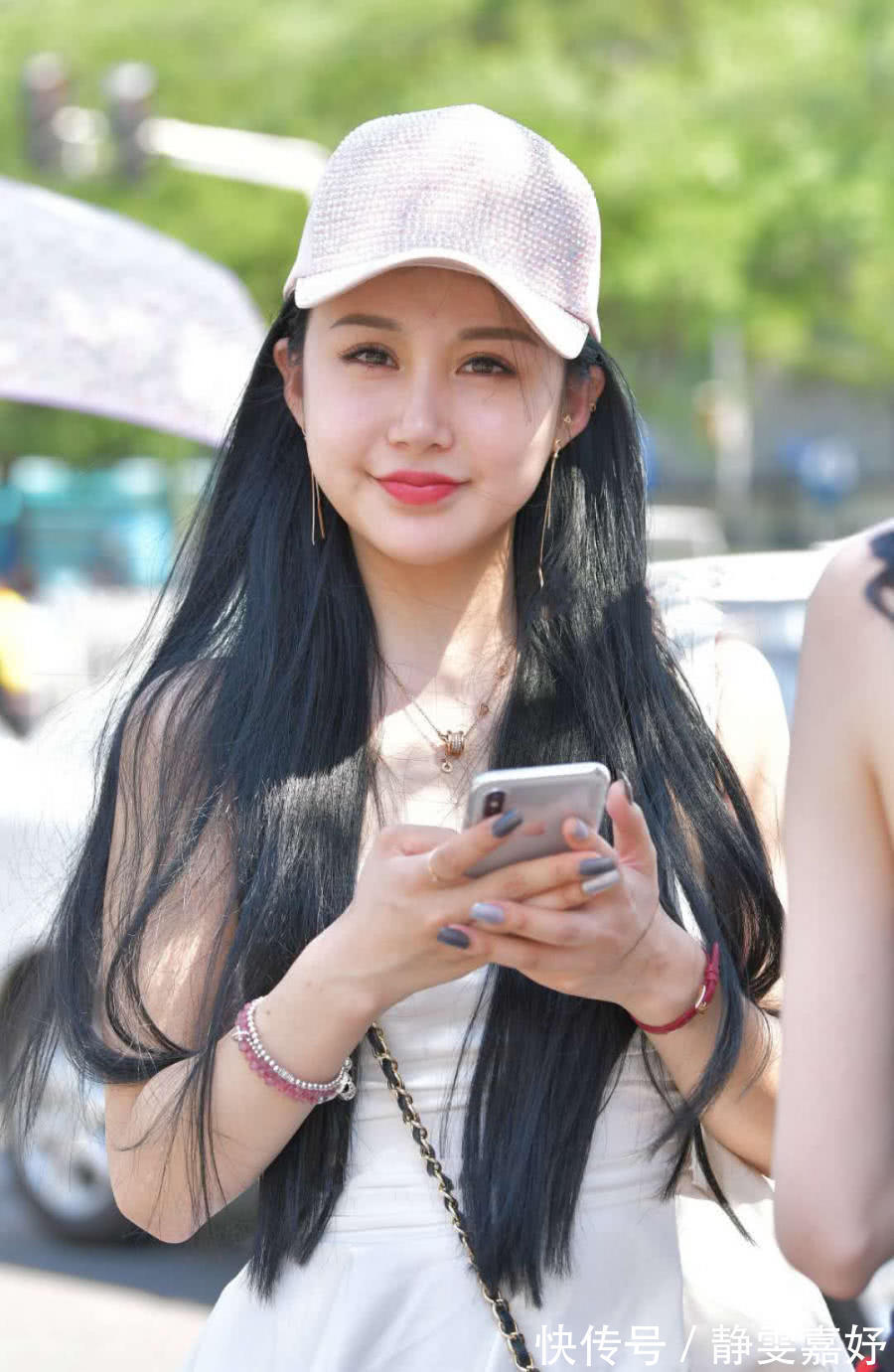 衬衣裙|街拍美女白色吊带连衣裙牛仔热裤,遮肉显瘦清凉风搭配！