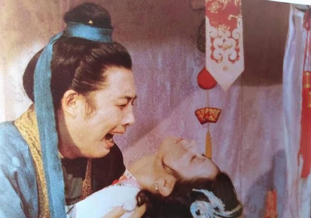 贵重的九龙佩|红楼梦贾琏为何把九龙佩送给尤二姐有一个说不出口的原因