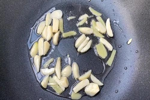 好吃到连虾壳都不放过的油焖大虾！10分钟轻松搞定，酱香浓郁 ，上桌秒光