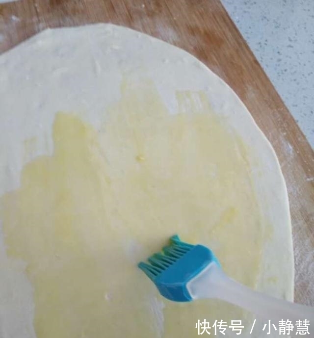 吃法|乡下婆婆告诉你一个盐葱饼的新吃法，外酥里嫩，把我都给吃撑了