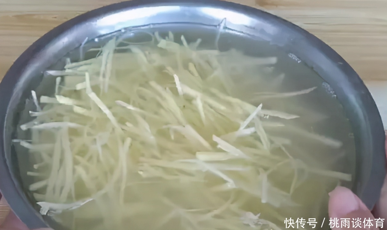 浇花|养花别再把水和肥“分2回事”了,浇点它,盆栽土又湿又肥