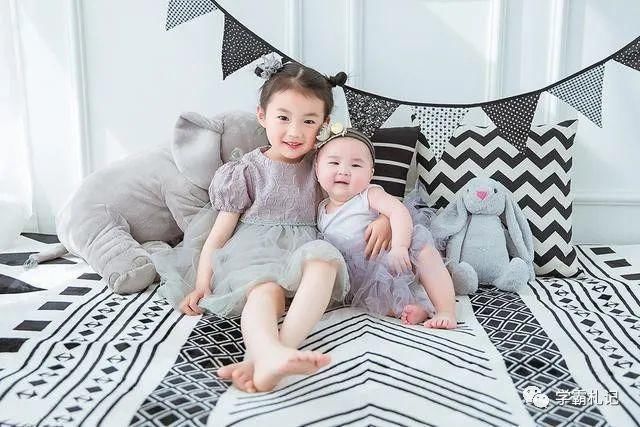 宝妈|双胞胎姐姐抱双胞胎弟弟逛街,引路人围观:父母上辈子拯救了地球!