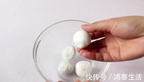 衣服越洗越黄,妈妈教我放2粒这东西,洗完衣服又白又新,贼干净