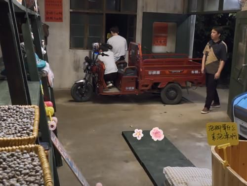 最佳男主角|彭昱畅玩游戏机无视黄磊，脚上的鞋子成最大焦点，网友：惹不起