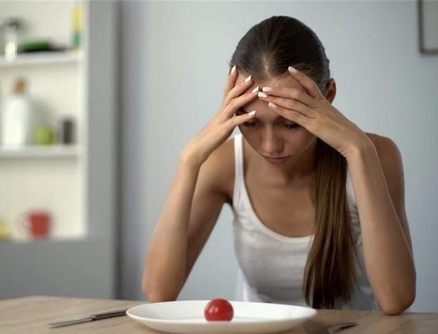 皮肤|想成为“牛奶肌”女神?摒弃4习,常吃3物,白嫩肌肤显年轻