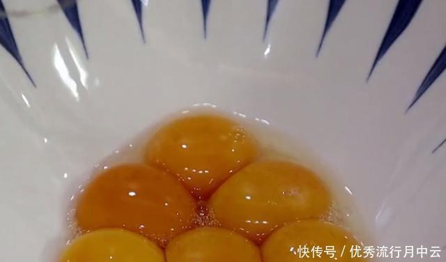 面粉|教你自己在家做蛋糕,无需烤箱和打蛋器,香甜松软,入口即化