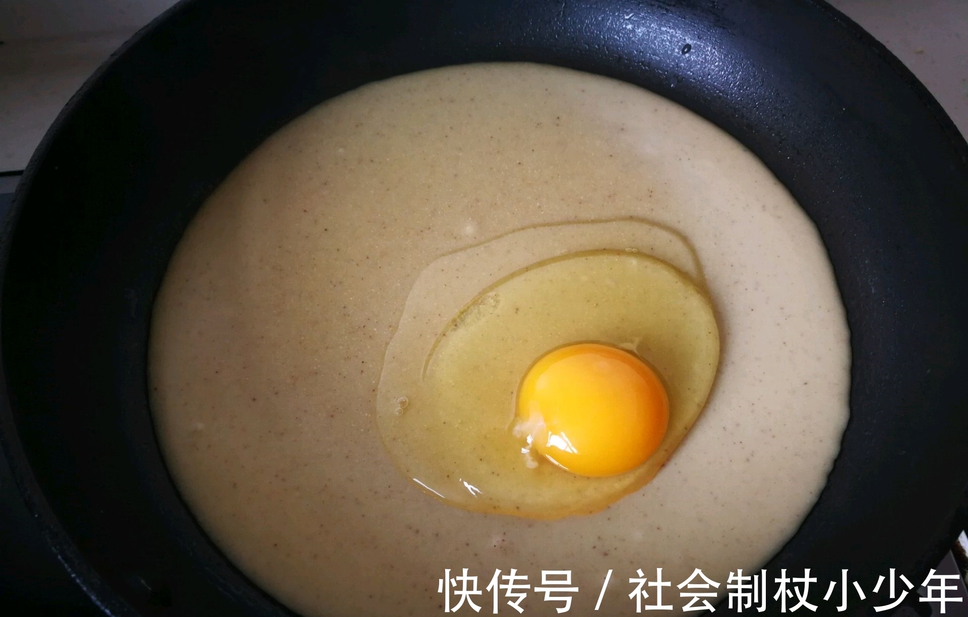 黑芝麻|早餐在家做鸡蛋煎饼,又薄又软,想吃什么加什么,方便快捷
