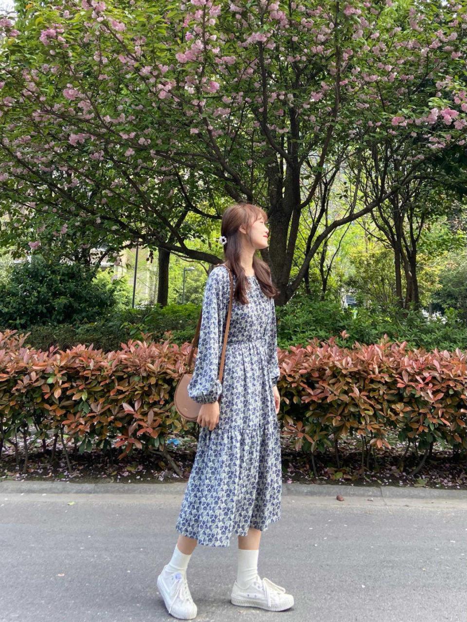 卫衣|衣不必多和也不必贵,秋天拥有这几款碎花裙,照样美得出众