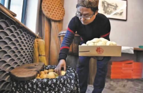 一口流心满口香，正常的变蛋只有稍稍的碱味，黄金皮蛋，来啦