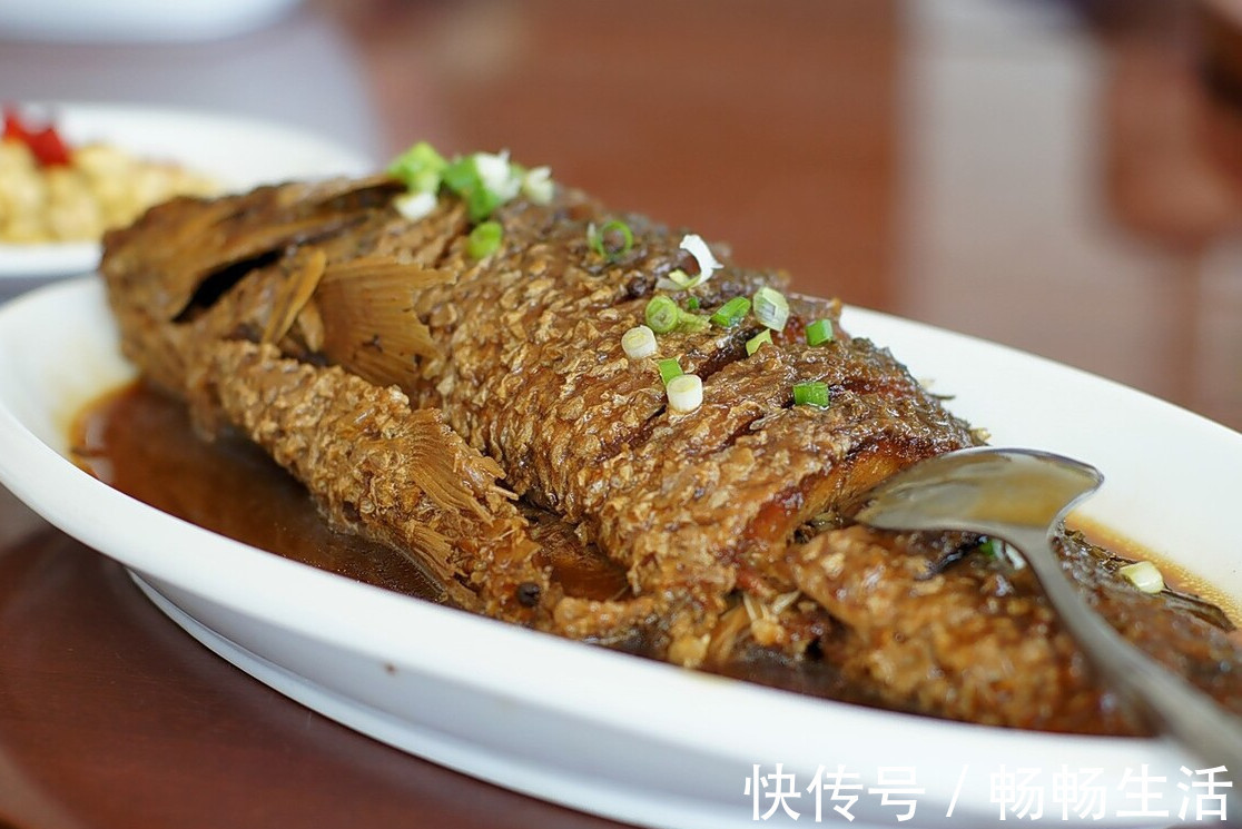 鱼肉|炖鱼，不要只会加料酒，多放这2样，鱼肉鲜嫩不柴，去腥效果好