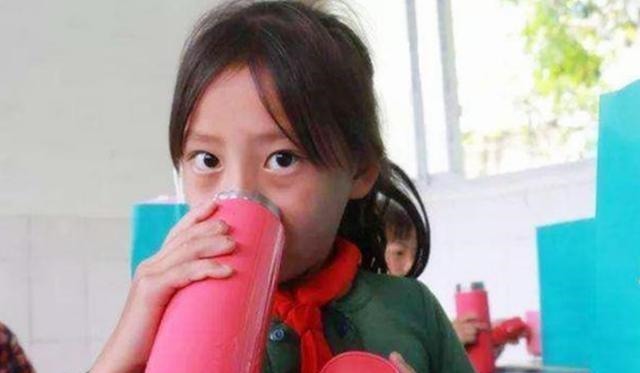 家长|央视曝光“夺命杯”!装入热水后倒出的却是毒水,家长们还需注意