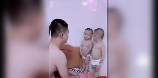 儿子们|双胞胎宝宝打架被爸教育,但威慑力似乎不够,妈妈一进来场面失控