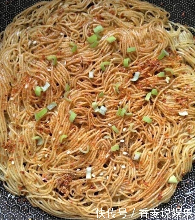 面条|婆婆早上做的一道美味的早餐,儿子吃了3碗还不够,做法超简单