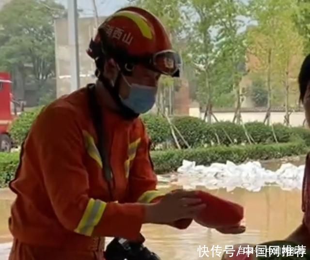 山西消防|这西瓜真甜!山西消防员通宵救援，河南阿姨手捧西瓜感谢