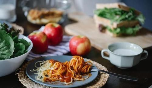 亚硝酸盐|爱吃米面的都注意！这几种食物暗藏“毒素”，你家餐桌上没准就有