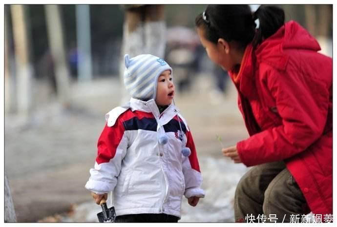 弟弟|2岁姐姐被3个月大的弟弟吵醒，看到妈妈不在，姐姐的做法很暖心