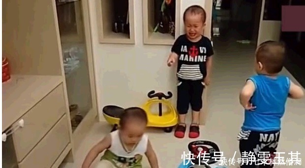 二胎政策|大宝哥哥被罚站,2个双胞胎弟弟的反应,妈妈在卧室看到偷笑