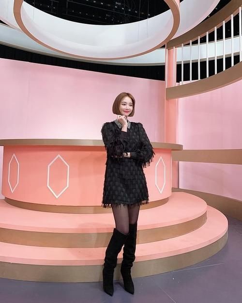 曾获校服大赛金奖，后被称为“短发女神”，造型搭配干练帅气