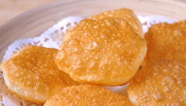 早餐别再做油条了,试试这样做,不用酵母、不用泡打粉,个个鼓泡