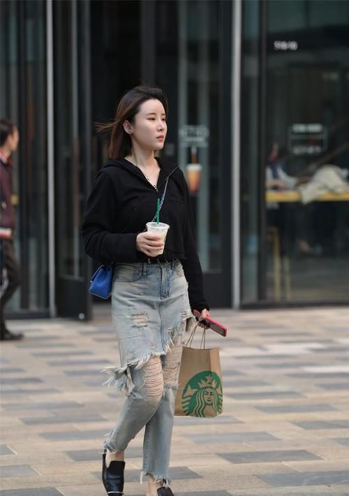 卫衣|美女一件黑色短款小卫衣，搭配水洗蓝的破洞牛仔裤，满满的时尚感