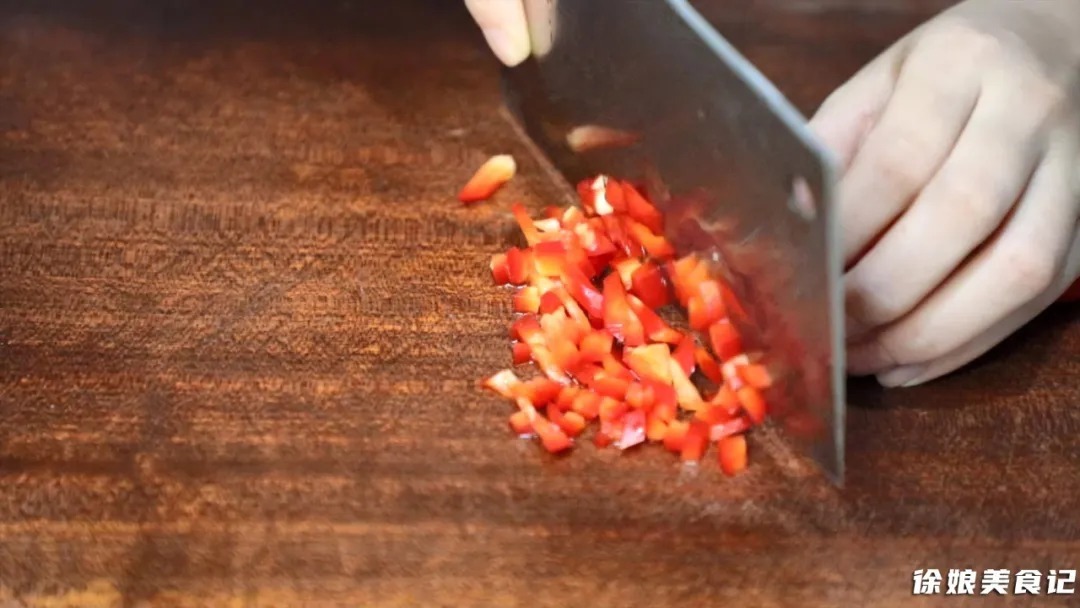 莲藕最有仪式感的做法,加入一个鸡蛋放锅里蒸一蒸,营养又美味,上桌吃光光