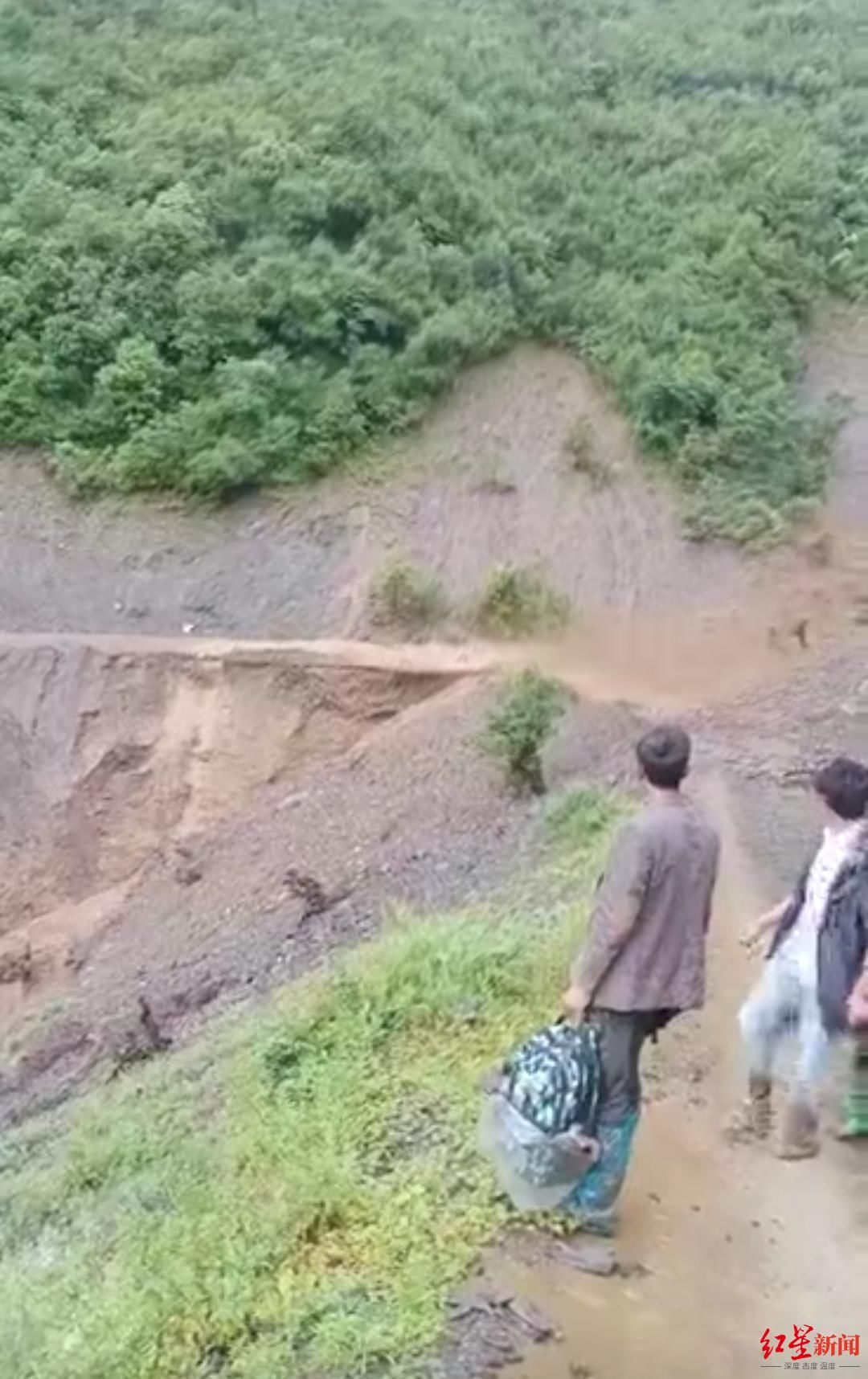 孩子们|30余名学生返校途中突遇泥石流，护送村民大喊三声“跑”，孩子们成功避险