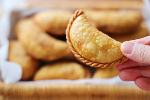 五香粉|韭菜不做韭菜盒子，试试这样做，金黄酥脆，满满的馅料，太过瘾了