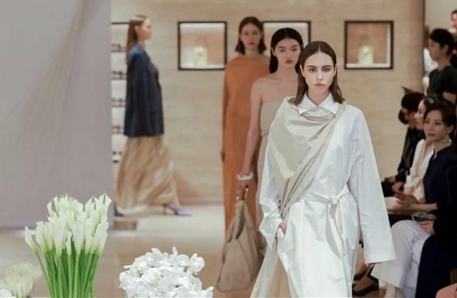 内藏意大利许愿池 奢侈品店走起概念风 演员陈数现身观秀