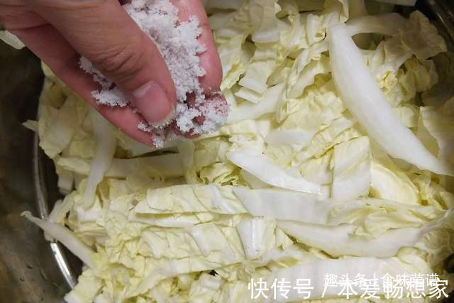 瓶子|每年冬天我都这样腌酸菜，不发霉不怕烂，金黄酸爽，放一年都不坏