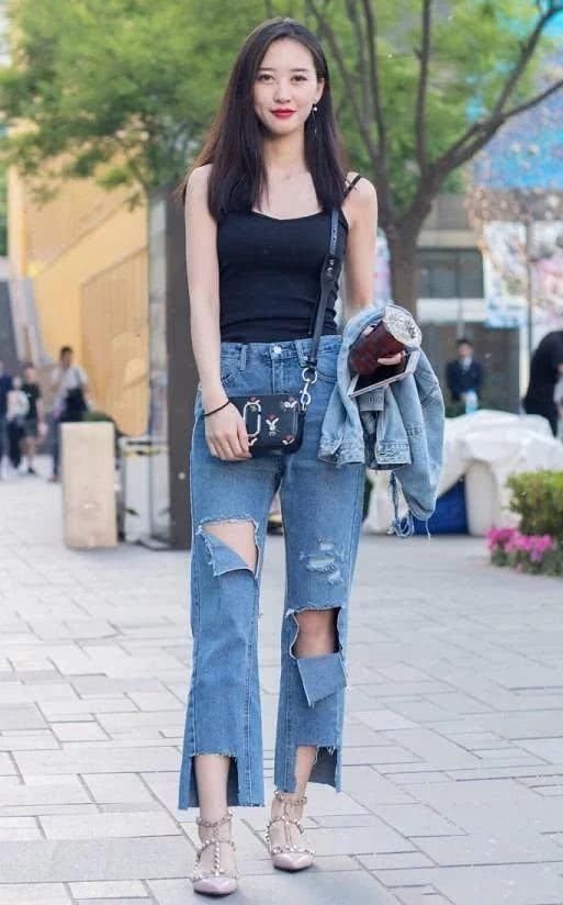 搭配牛仔裤休闲不失气质感，时髦又减龄呈现你的时尚魅力