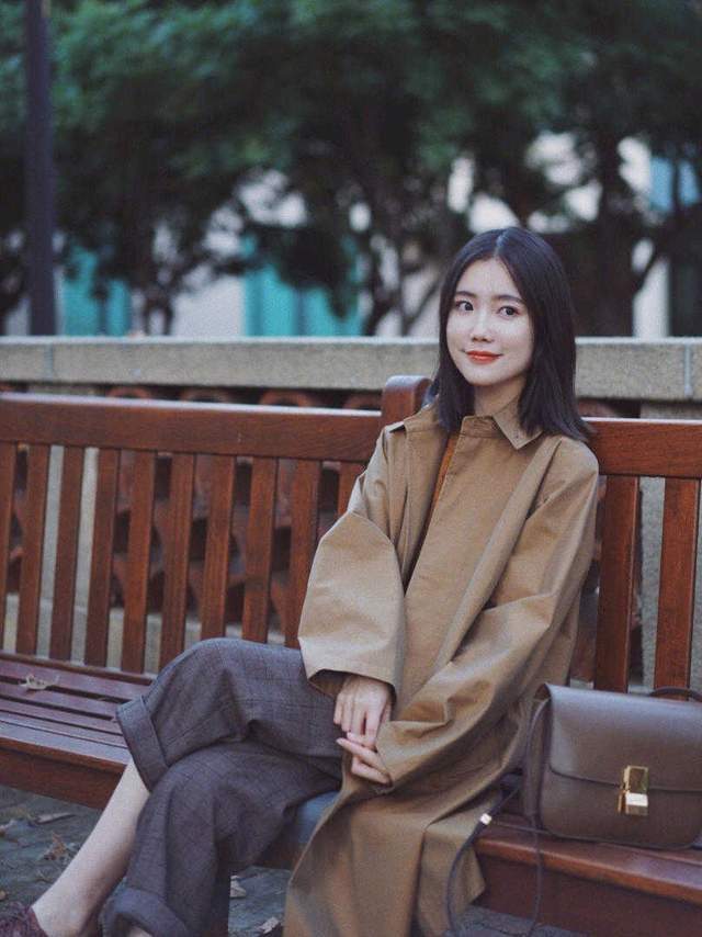 小姐姐|入秋外套不知如何选,一件风衣就够了,大气又时尚,还能提升气质